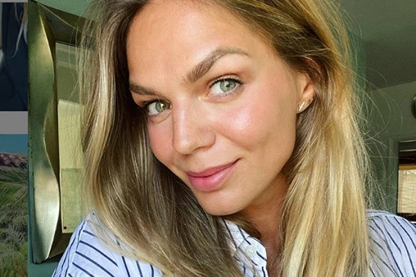 Ефимова поделилась фото в ярком купальнике